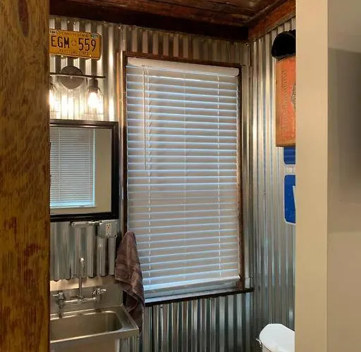 Apartment Refined New Construction 1 Mile From Town