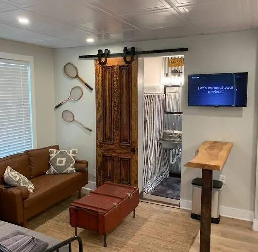 Apartment Refined New Construction 1 Mile From Town